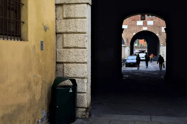 이탈리아의 도시에서 사람들 나가는 사이에 그늘에 가려진 — 스톡 사진