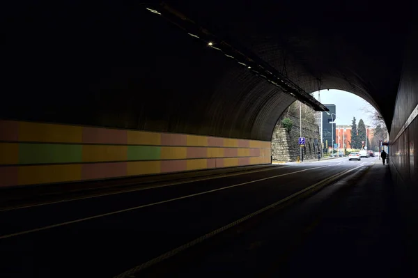 Tunnel Unter Einer Klippe Einer Italienischen Stadt Mit Vorbeifahrenden Menschen Stockbild