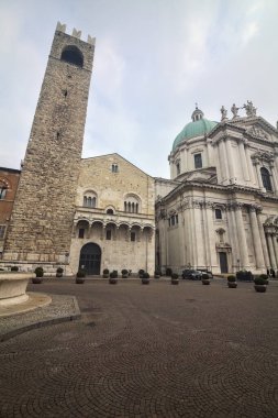 Pegoi Kulesi ve Brescia 'da bulutlu bir günde Paolo VI Meydanı' ndaki Meryem Katedrali 'nin ön cephesi