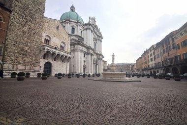 Pegoi Kulesi ve Brescia 'da bulutlu bir günde Paolo VI Meydanı' ndaki Meryem Katedrali 'nin ön cephesi