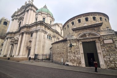 Brescia 'daki Paolo VI meydanındaki Assumption katedralinin yanındaki Eski Kubbe cephesinde.