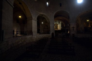 Sandalyelerle ve Brescia 'nın eski kubbesinin sunağıyla