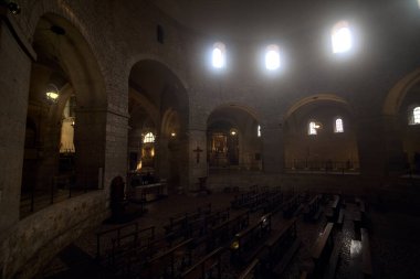 Sandalyelerle ve Brescia 'nın eski kubbesinin sunağıyla