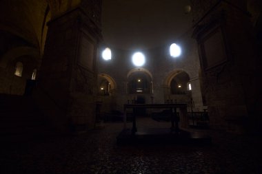 Eski Brescia kubbesinin ana haznesindeki sütunlar arasındaki sunak.