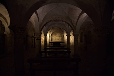 Brescia 'nın eski kubbesinde rafları ve sunağı olan bir mahzen.