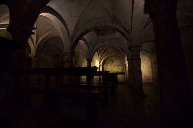 Brescia 'nın eski kubbesinde rafları ve sunağı olan bir mahzen.