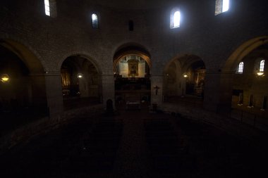 Sandalyelerle ve Brescia 'nın eski kubbesinin sunağıyla