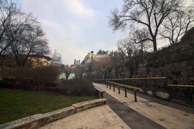 Brescia 'da bir kalenin yanındaki yaya geçidinde.