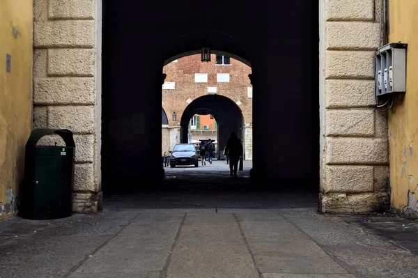 Überdachte Gasse Schatten Zwischen Platz Einer Italienischen Stadt Mit Passanten — Stockfoto