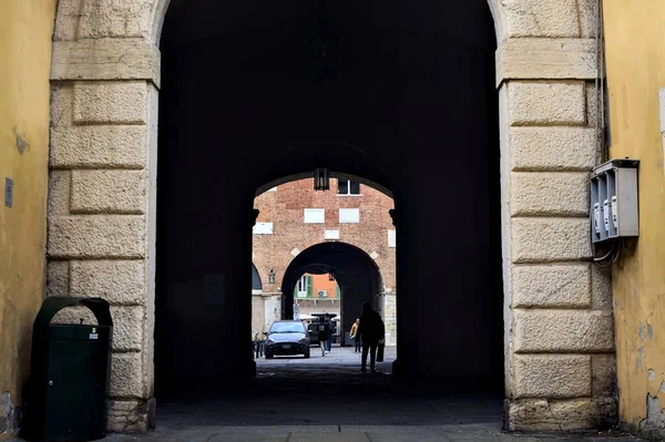 Καλυμμένο Δρομάκι Στη Σκιά Ανάμεσα Στην Πλατεία Μια Ιταλική Πόλη — Φωτογραφία Αρχείου