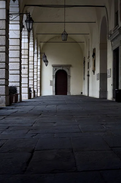 Veranda Gedeeltelijk Schaduw Van Een Historisch Gebouw Een Italiaanse Stad — Stockfoto