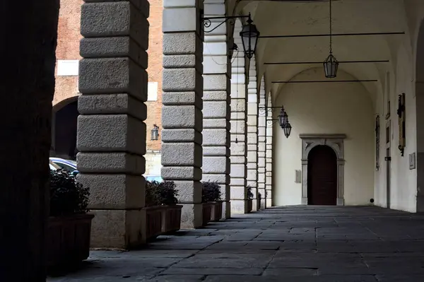 Porch Parcialmente Sombra Edifício Histórico Uma Cidade Italiana Dia Nublado — Fotografia de Stock