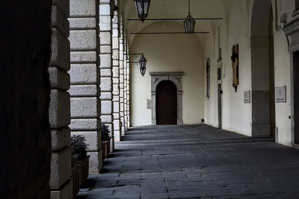 Portico Parte All Ombra Edificio Storico Una Città Italiana Una — Foto Stock