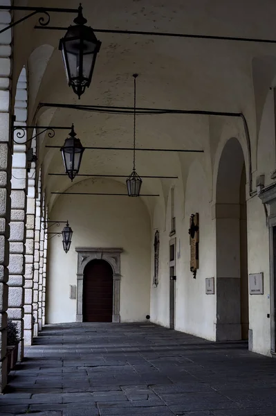 Portyk Częściowo Cieniu Zabytkowego Budynku Włoskim Mieście Pochmurny Dzień — Zdjęcie stockowe