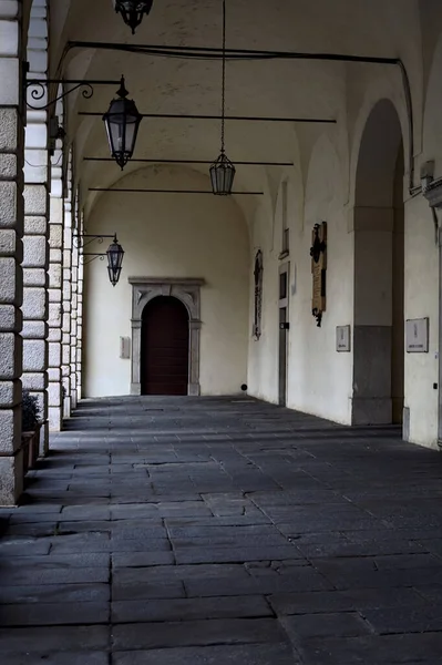 Porche Parcialmente Sombra Edificio Histórico Una Ciudad Italiana Día Nublado — Foto de Stock