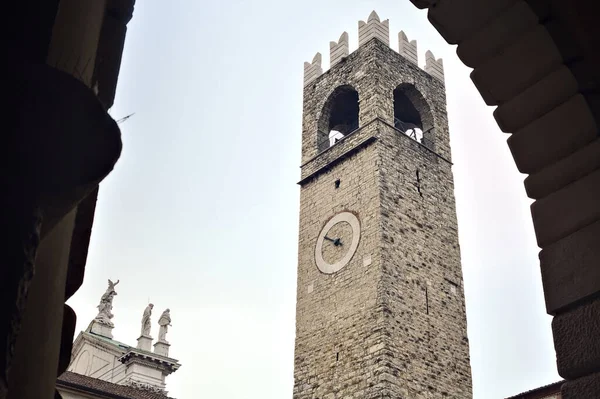 Bulutlu Bir Günde Brescia Vilayet Sarayının Bahçesinden Pegoi Kulesi Çeşmesi — Stok fotoğraf