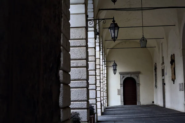 Porch Sebagian Bawah Naungan Bangunan Bersejarah Sebuah Kota Italia Pada — Stok Foto