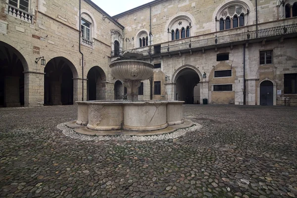 Pegoi Toren Fontein Gezien Vanaf Binnenplaats Van Prefectuur Paleis Brescia — Stockfoto