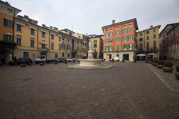 Bulutlu Bir Günde Brescia Nın Paolo Meydanında Süslü Bir Çeşme — Stok fotoğraf