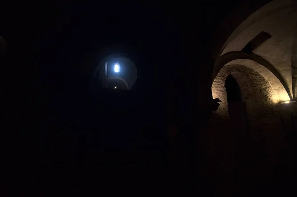교회의 본도로 이어지는 지하실에 — 스톡 사진