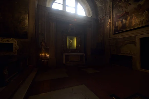 Răstignit Hristos Într Vitrină Luminată Deasupra Unui Altar Transept Vechiului — Fotografie, imagine de stoc