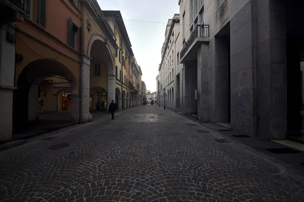 Straße Mit Laubengang Rand Einem Bewölkten Tag Brescia — Stockfoto