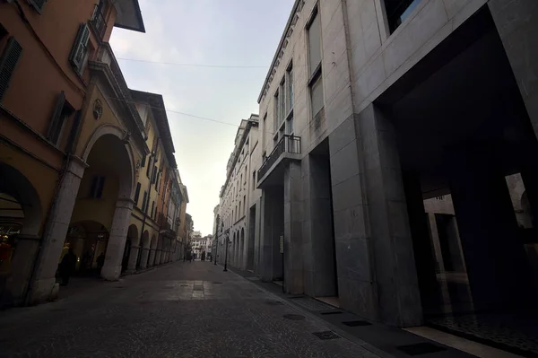 Straat Met Een Veranda Aan Rand Een Bewolkte Dag Brescia — Stockfoto