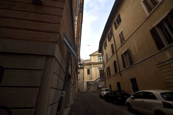 Úzká Ulice Italském Městě Zamračený Den — Stock fotografie