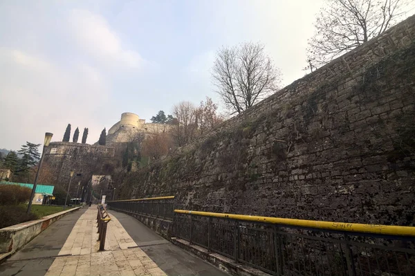 Passaggio Pedonale Pavimentato Accanto Muro Fortificazione Brescia — Foto Stock