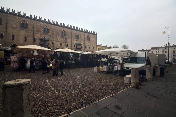 曇った日にイタリアの町の広場に市場の屋台 — ストック写真