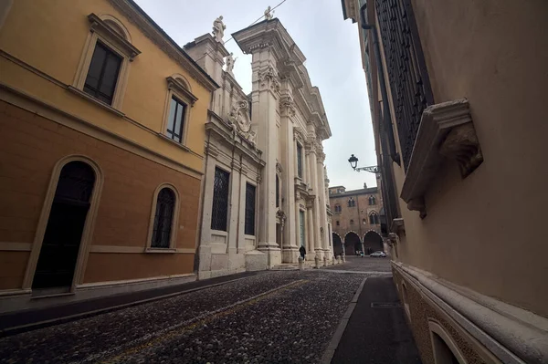 Rua Coberta Com Uma Igreja Final Uma Cidade Italiana — Fotografia de Stock