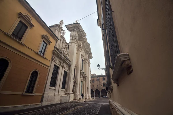 Strada Acciottolata Con Una Chiesa Alla Fine Una Città Italiana — Foto Stock