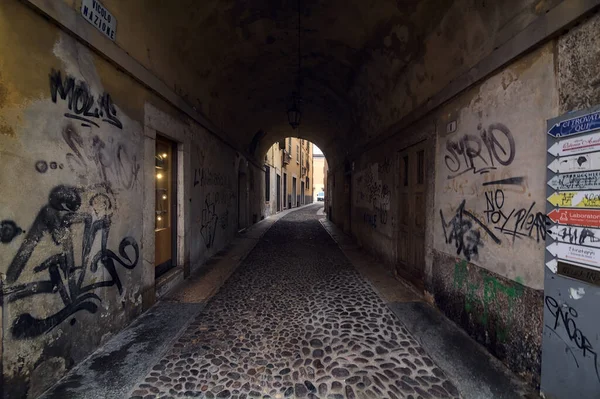 意大利城镇一座历史建筑中被盖的小巷 — 图库照片