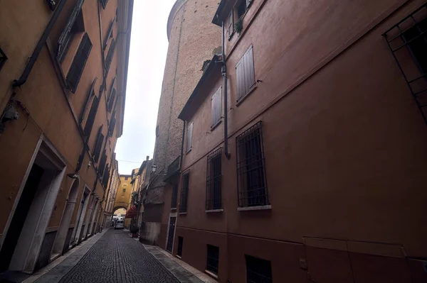 Smalle Straat Een Bewolkte Dag Een Italiaanse Stad — Stockfoto