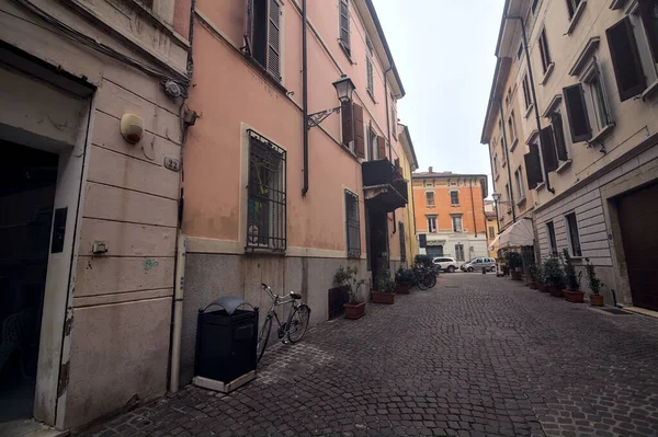 イタリアの町で曇りの日の狭い通り — ストック写真