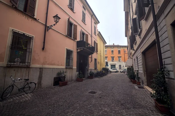 Smalle Straat Een Bewolkte Dag Een Italiaanse Stad — Stockfoto
