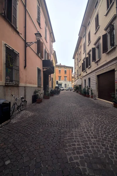 Smalle Straat Een Bewolkte Dag Een Italiaanse Stad — Stockfoto