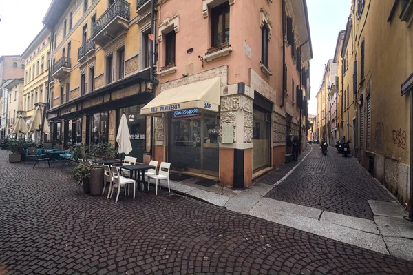 Τραπέζια Και Καρέκλες Εστιατορίου Ιταλική Πόλη Μια Συννεφιασμένη Μέρα — Φωτογραφία Αρχείου