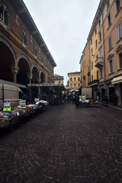 Stály Trhu Náměstí Italském Městě Zamračený Den — Stock fotografie