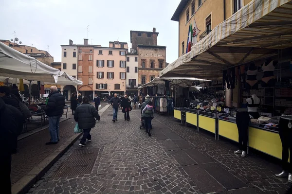 曇った日にイタリアの町で市場の屋台 — ストック写真