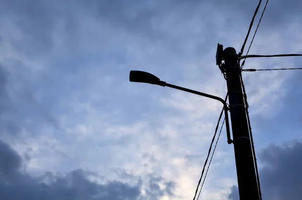 Вулична Лампа Бетонному Пілоні Похмурим Небом Заходу Сонця Фон — стокове фото