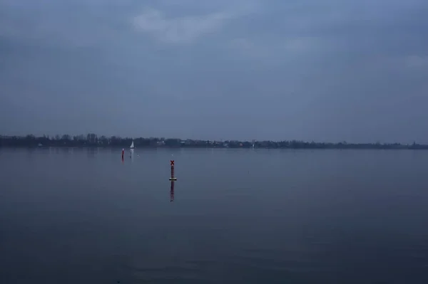 Озеро Заході Сонця Похмурий День Вітрильним Кораблем Відстані — стокове фото