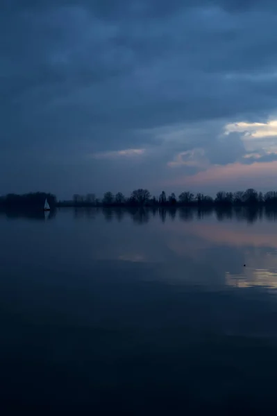 Озеро Закате Облачный День Парусником Вдалеке — стоковое фото