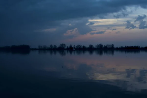 Озеро Закате Облачный День Парусником Вдалеке — стоковое фото