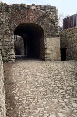 Bulutlu bir günde parktaki bir kalenin gizli geçidine giriş.