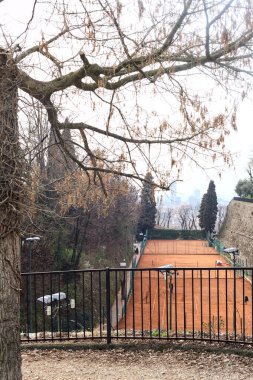 Gökyüzünden görünen bulutlu bir günde bir kalenin parkında tenis kortu