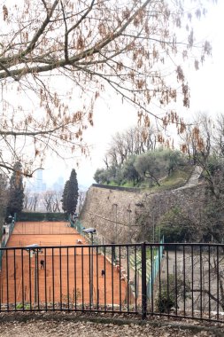 Gökyüzünden görünen bulutlu bir günde bir kalenin parkında tenis kortu