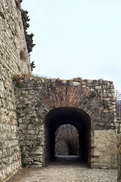 Bulutlu Bir Günde Parktaki Bir Kalenin Gizli Geçidine Giriş — Stok fotoğraf