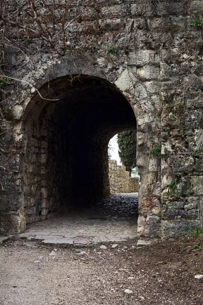 Entrée Passage Couvert Château Dans Parc Par Une Journée Nuageuse — Photo