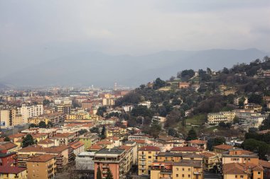 Bulutlu bir günde tepenin yanında bir şehir